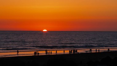 Sancti Petri 'deki La Barrosa plajında gün batımı, Cadiz, İspanya
