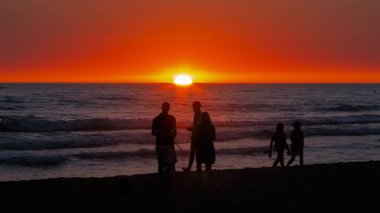 Sancti Petri 'deki La Barrosa plajında gün batımı, Cadiz, İspanya