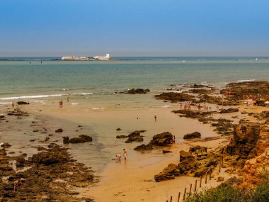 La Barrosa plajı, sular çekildiğinde, Sancti Petri, Chiclana de la Frontera, Cadiz, İspanya