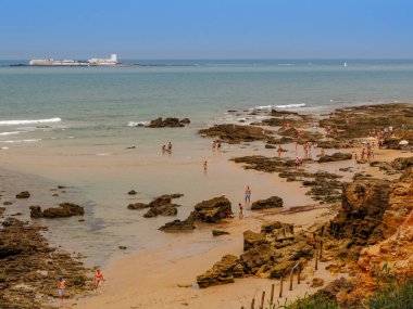 La Barrosa plajı, sular çekildiğinde, Sancti Petri, Chiclana de la Frontera, Cadiz, İspanya