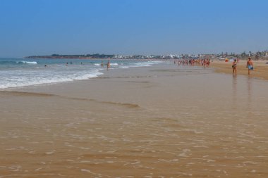 La Barrosa plajı, sular çekildiğinde, Sancti Petri, Chiclana de la Frontera, Cadiz, İspanya