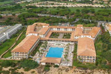 Sacti Petri, Cadiz, İspanya 'daki Barrosa plajının bir paraglider' ından otelin hava manzarası.