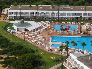 Sacti Petri, Cadiz, İspanya 'daki Barrosa plajının bir paraglider' ından otelin hava manzarası.