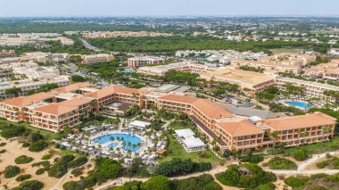 Sacti Petri, Cadiz, İspanya 'daki Barrosa plajının bir paraglider' ından otelin hava manzarası.