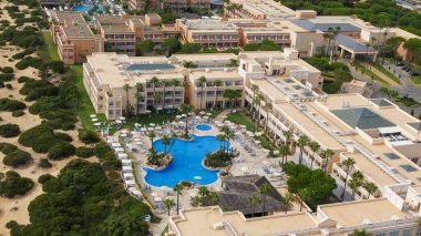 Sacti Petri, Cadiz, İspanya 'daki Barrosa plajının bir paraglider' ından otelin hava manzarası.