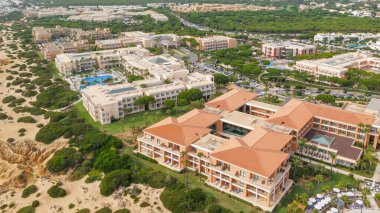 Sacti Petri, Cadiz, İspanya 'daki Barrosa plajının bir paraglider' ından otelin hava manzarası.