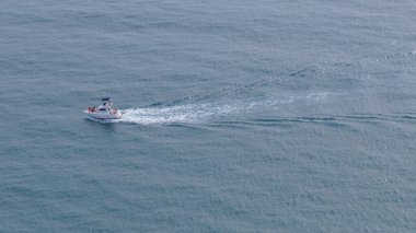 Sacti Petri, Cadiz, İspanya 'daki Barrosa plajının bir paraglider görüntüsü.