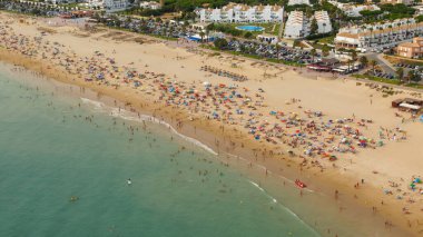 Sacti Petri, Cadiz, İspanya 'daki Barrosa plajının bir paraglider görüntüsü.