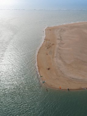 Sacti Petri, Cadiz, İspanya 'daki Barrosa plajının bir paraglider görüntüsü.
