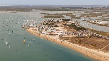 Sacti Petri, Cadiz, İspanya 'daki Barrosa plajının bir paraglider görüntüsü.