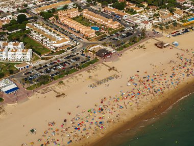 Sacti Petri, Cadiz, İspanya 'daki Barrosa plajının bir paraglider' ından otelin hava manzarası.