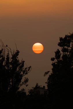 İspanya, Madrid 'in Carabanchel mahallesinde şafak söküyor.