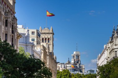 Madrid 'deki Alcala Caddesi' nde eşsiz binalar.