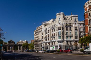 Madrid 'deki Alcala Caddesi' nde eşsiz binalar.