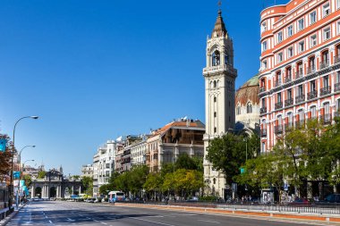 Madrid 'deki Alcala Caddesi' nde eşsiz binalar.