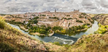 İspanya 'nın Toledo şehrinin ortaçağ merkezinin panoramik görüntüsü