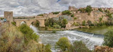 İspanya 'nın Toledo şehrinin ortaçağ merkezinin panoramik görüntüsü