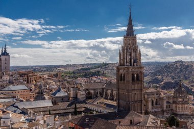 İspanya 'nın Toledo şehrinin ortaçağ merkezinin panoramik görüntüsü