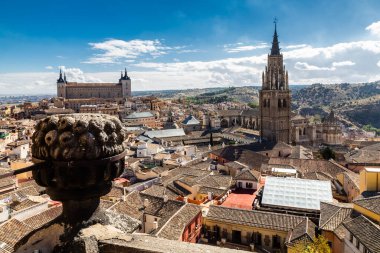 İspanya 'nın Toledo şehrinin ortaçağ merkezinin panoramik görüntüsü