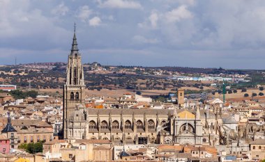 İspanya 'nın Toledo şehrinin ortaçağ merkezinin panoramik görüntüsü