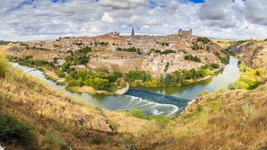 İspanya 'nın Toledo şehrinin ortaçağ merkezinin panoramik görüntüsü