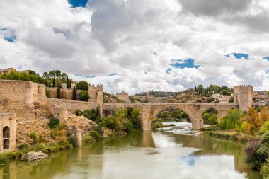 İspanya 'nın Toledo şehrinin ortaçağ merkezinin panoramik görüntüsü