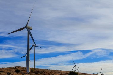 Cantalojas yakınlarındaki Guadalajara, İspanya 'da elektrik üretimi için yel değirmenleri