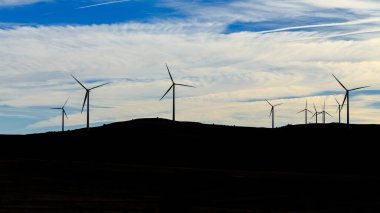 Cantalojas yakınlarındaki Guadalajara, İspanya 'da elektrik üretimi için yel değirmenleri