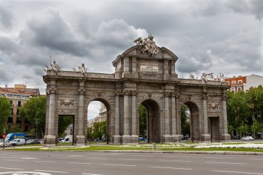 Madrid, İspanya - 23 Nisan 2014: Madrid, İspanya 'daki Puerta de Alcala anıtı