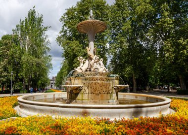 Madrid, İspanya - 23 Nisan 2014: Madrid 'deki Retiro Park Bahçeleri