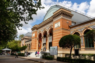 Madrid, İspanya - 23 Nisan 2014: Madrid 'deki Retiro Park Bahçeleri