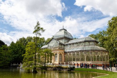 Madrid, İspanya - 23 Nisan 2014: Madrid 'deki Retiro parkındaki kristal saray