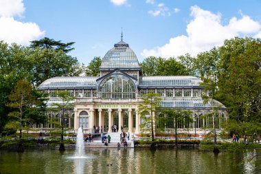 Madrid, İspanya - 23 Nisan 2014: Madrid 'deki Retiro parkındaki kristal saray