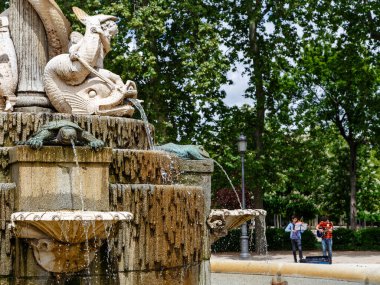 Madrid, İspanya - 23 Nisan 2014: Madrid 'deki Retiro Park Bahçeleri