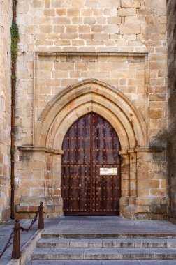 Caceres, İspanya - 01 Mayıs 2014: İspanya 'nın Caceres kentinin tarihi binalarının detayları