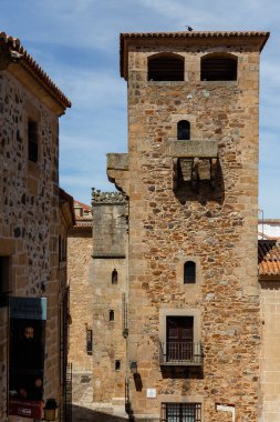 Caceres, İspanya - 01 Mayıs 2014: İspanya 'nın Caceres kentinin tarihi binalarının detayları