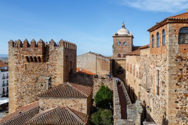 Caceres, İspanya - 01 Mayıs 2014: İspanya 'nın Caceres kentinin tarihi binalarının detayları