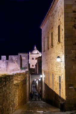 Caceres, İspanya - 01 Mayıs 2014: Caceres, İspanya şehir merkezinin tarihi binalarının gece görüşü ve detayları