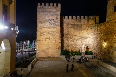 Caceres, İspanya - 01 Mayıs 2014: Caceres, İspanya şehir merkezinin tarihi binalarının gece görüşü ve detayları