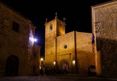 Caceres, İspanya - 01 Mayıs 2014: Caceres, İspanya şehir merkezinin tarihi binalarının gece görüşü ve detayları