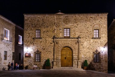 Caceres, İspanya - 01 Mayıs 2014: Caceres, İspanya şehir merkezinin tarihi binalarının gece görüşü ve detayları