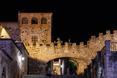 Caceres, İspanya - 01 Mayıs 2014: Caceres, İspanya şehir merkezinin tarihi binalarının gece görüşü ve detayları