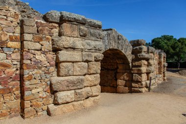 Merida, İspanya - 3 Mayıs 2014: İspanya 'nın Merida kentindeki Roma tiyatrosu ve amfitiyatrosu harabeleri