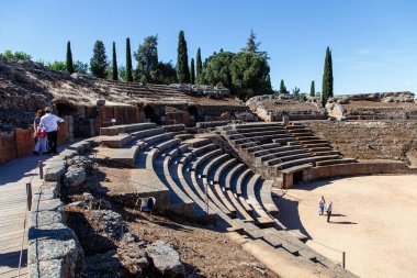 Merida, İspanya - 3 Mayıs 2014: İspanya 'nın Merida kentindeki Roma tiyatrosu ve amfitiyatrosu harabeleri