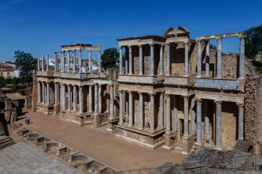 Merida, İspanya - 3 Mayıs 2014: İspanya 'nın Merida kentindeki Roma tiyatrosu ve amfitiyatrosu harabeleri