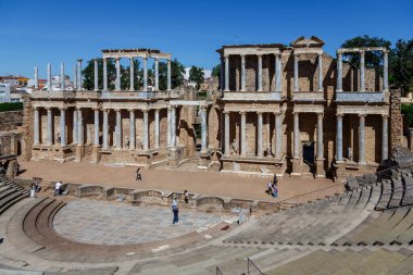 Merida, İspanya - 3 Mayıs 2014: İspanya 'nın Merida kentindeki Roma tiyatrosu ve amfitiyatrosu harabeleri