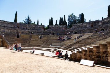 Merida, İspanya - 3 Mayıs 2014: İspanya 'nın Merida kentindeki Roma tiyatrosu ve amfitiyatrosu harabeleri