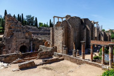 Merida, İspanya - 3 Mayıs 2014: İspanya 'nın Merida kentindeki Roma tiyatrosu ve amfitiyatrosu harabeleri