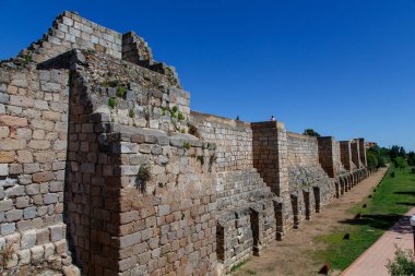 Merida, İspanya - 3 Mayıs 2014: İspanya 'nın Merida kentindeki Guadiana Nehri üzerindeki Roma köprüsü