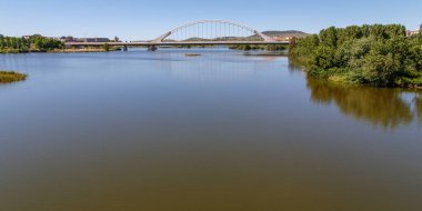 Merida, İspanya - 3 Mayıs 2014: İspanya 'nın Merida kentindeki Guadiana nehri üzerindeki Calatrava köprüsü